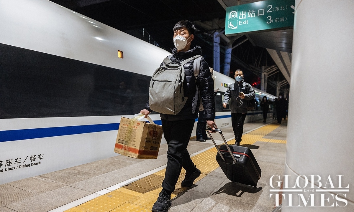 Qua ảnh, có thể thấy người dân Trung Quốc tay xách nách mang đồ đạc chuẩn bị lên tàu về quê đón tết.