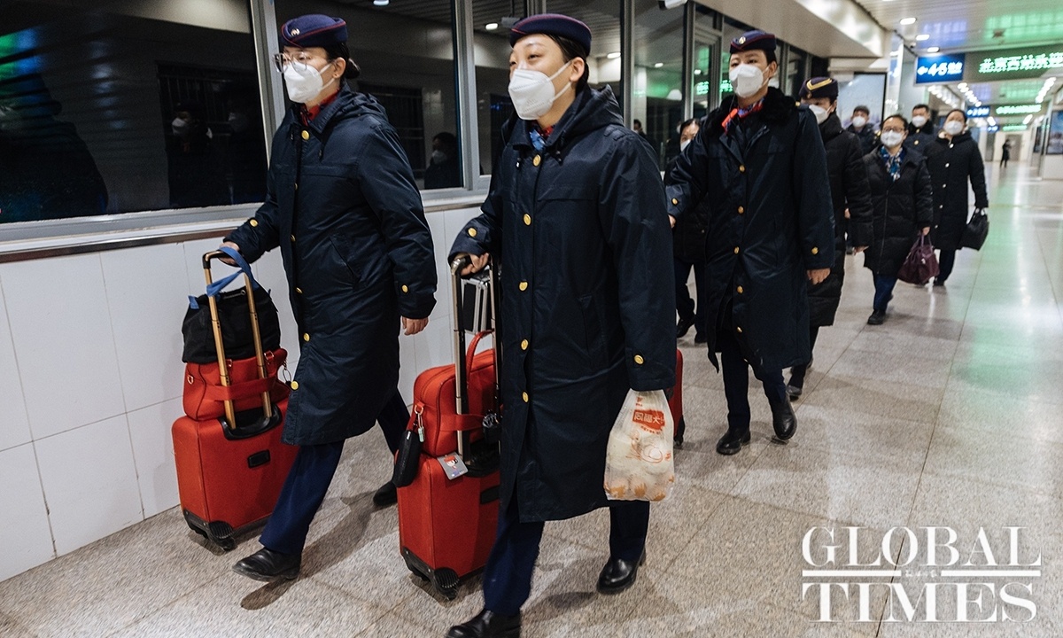 Nhân viên tàu cao tốc di chuyển lên chuyến tàu đầu tiên trong mùa xuân vận 2023.