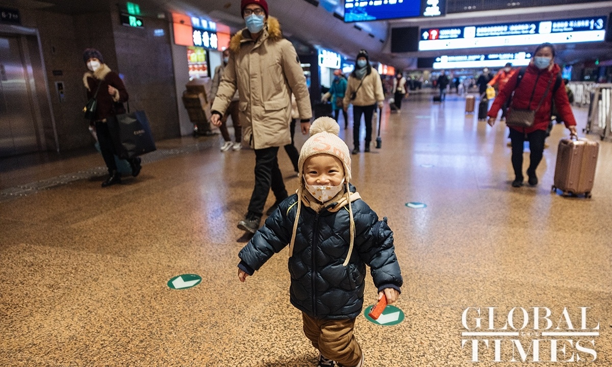 Một em nhỏ đùa vui tại sân ga Bắc Kinh.