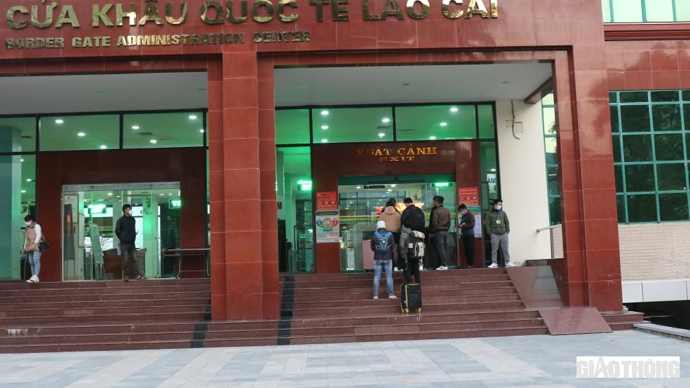 Từ 7h s&aacute;ng ng&agrave;y 8/1, nhiều du kh&aacute;ch đ&oacute;n chờ để th&ocirc;ng quan.