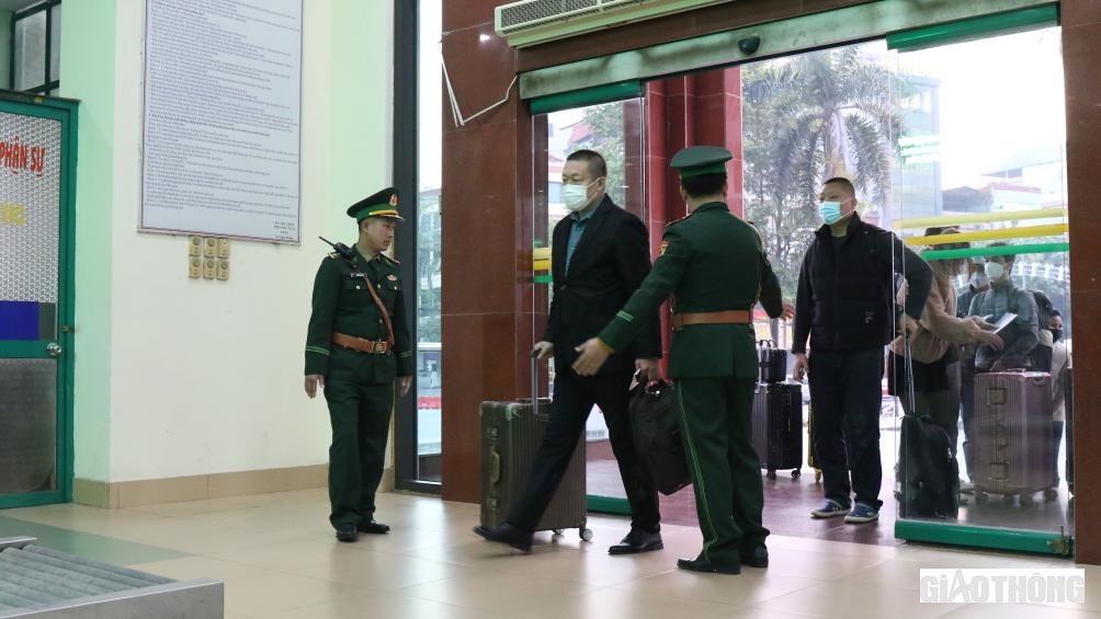 &Ocirc;ng Jin Zhan Hui, SN 1973, du kh&aacute;ch đầu ti&ecirc;n l&agrave;m thủ tục th&ocirc;ng quan sang Trung Quốc qua đường cửa khẩu Quốc tế L&agrave;o Cai