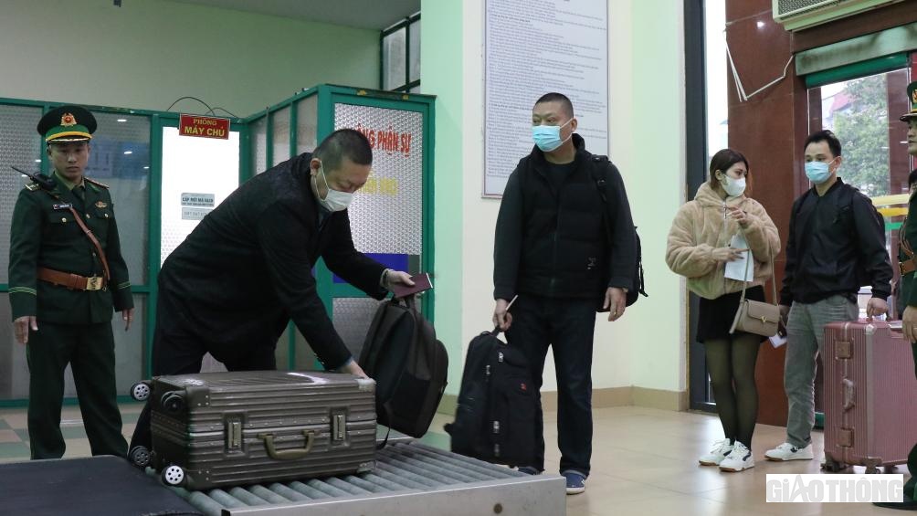 Du kh&aacute;ch đưa đồ qua hệ thống gi&aacute;m s&aacute;t an ninh tại cửa khẩu Quốc tế tại L&agrave;o Cai