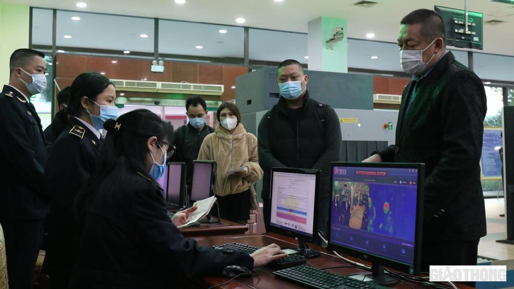 &Ocirc;ng Jin Zhan Hui, SN 1973, l&agrave;m thủ tục về nước sau 3 năm đ&oacute;ng đ&oacute;ng cửa khẩu.