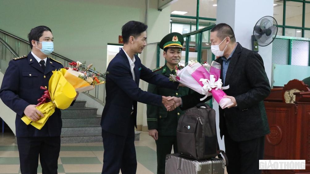 L&atilde;nh đạo cửa khẩu Quốc tế tại L&agrave;o Cai tặng hoa ch&uacute;c mừng du kh&aacute;ch đầu ti&ecirc;n l&agrave;m thủ tục xuất nhập cảnh sau 3 năm đ&oacute;ng cửa.