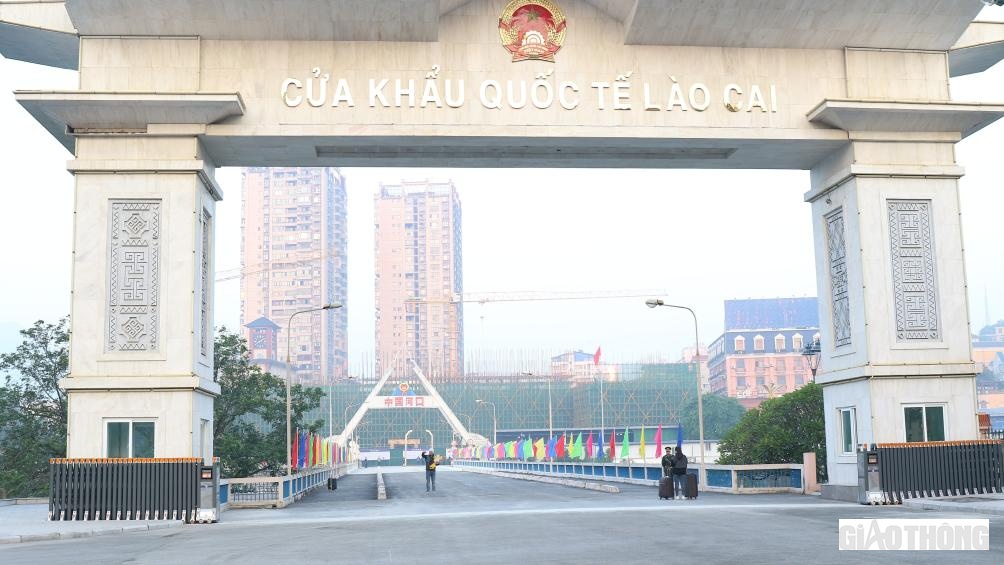 Đ&uacute;ng 8h10, ch&iacute;nh thức đ&oacute;n du kh&aacute;ch đầu ti&ecirc;n nhập cảnh v&agrave;o Việt Nam sau 3 năm đ&oacute;ng cửa.