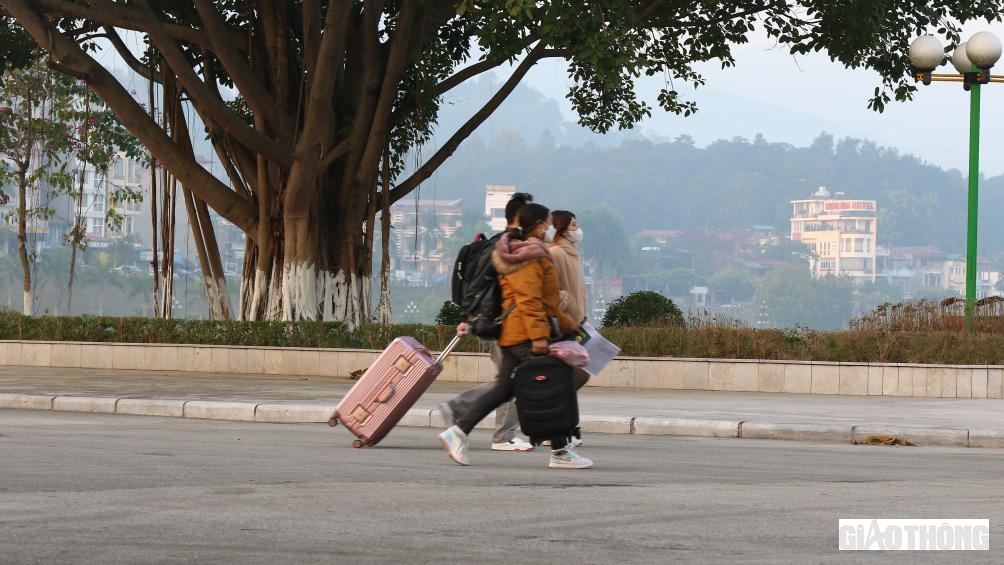 Du kh&aacute;ch phấn khởi khi cửa khẩu Quốc tế L&agrave;o Cai mở cửa ch&iacute;n thức.