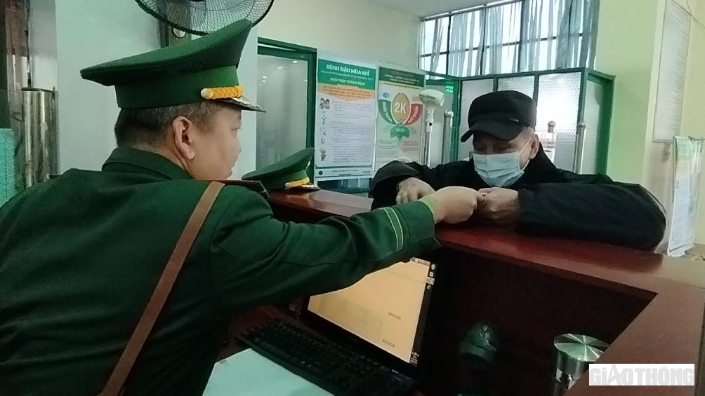 &Ocirc;ng Huang Bi, SN 1956, l&agrave; du kh&aacute;ch đầu ti&ecirc;n nhập cảnh v&agrave;o Việt Nam vui mừng chia sẻ: "T&ocirc;i đ&atilde; chờ đợi rất nhiều ng&agrave;y nay để được về Việt Nam thăm người th&acirc;n qua đường cửa khẩu Quốc tế L&agrave;o Cai. S&aacute;ng nay t&ocirc;i dậy từ 6h s&aacute;ng để xếp h&agrave;ng nhập cảnh, t&ocirc;i cũng l&agrave; du kh&aacute;ch đầu ti&ecirc;n v&agrave;o Việt Nam s&aacute;ng nay".