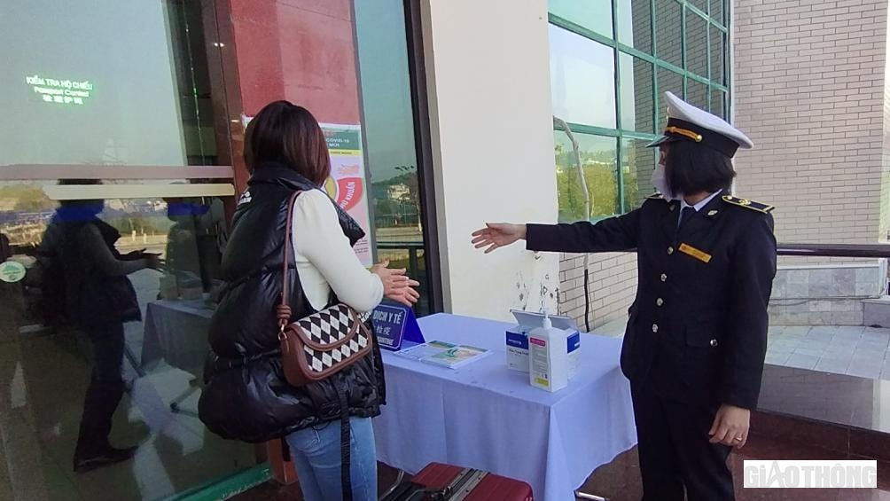 C&aacute;n bộ Hải quan hướng dẫn c&aacute;c du kh&aacute;ch s&aacute;t khẩn ph&ograve;ng chống COVID-19.