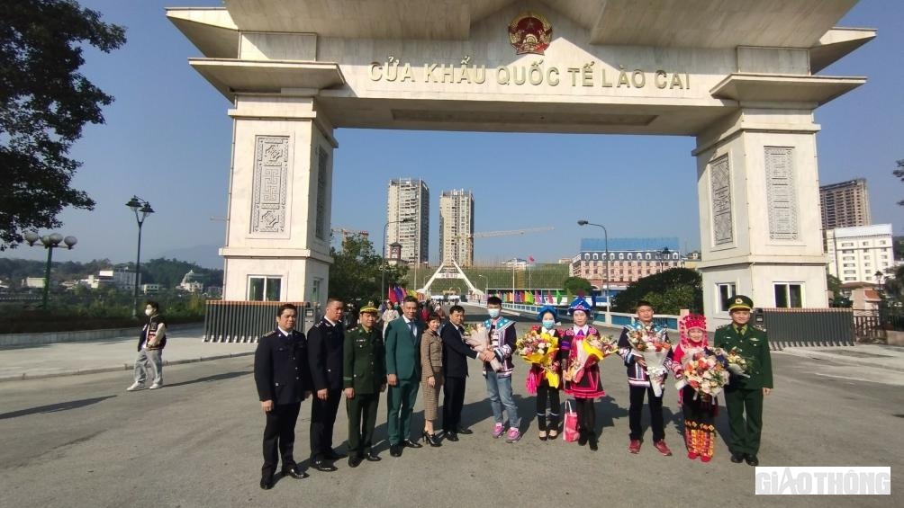 Đo&agrave;n du kh&aacute;ch đầu ti&ecirc;n nhập cảnh v&agrave;o Việt Nam qua cửa khẩu Quốc tế L&agrave;o Cai.