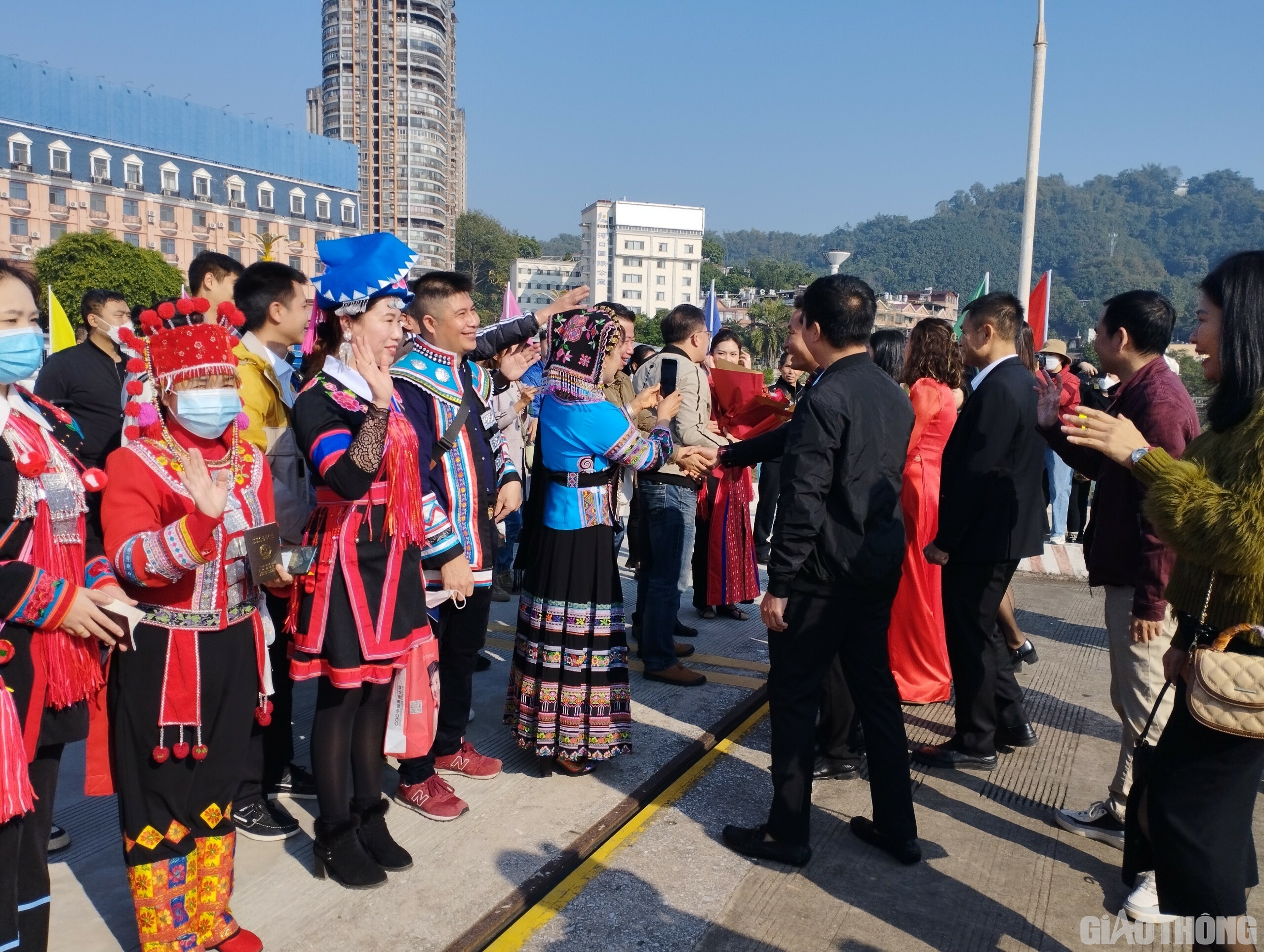 Đ&ocirc;ng đảo du kh&aacute;ch 2 nước Việt Nam v&agrave; Trung Quốc vui mừng ch&agrave;o đ&oacute;n nhau khi th&ocirc;ng quan tại cửa khẩu Quốc tế L&agrave;o Cai.