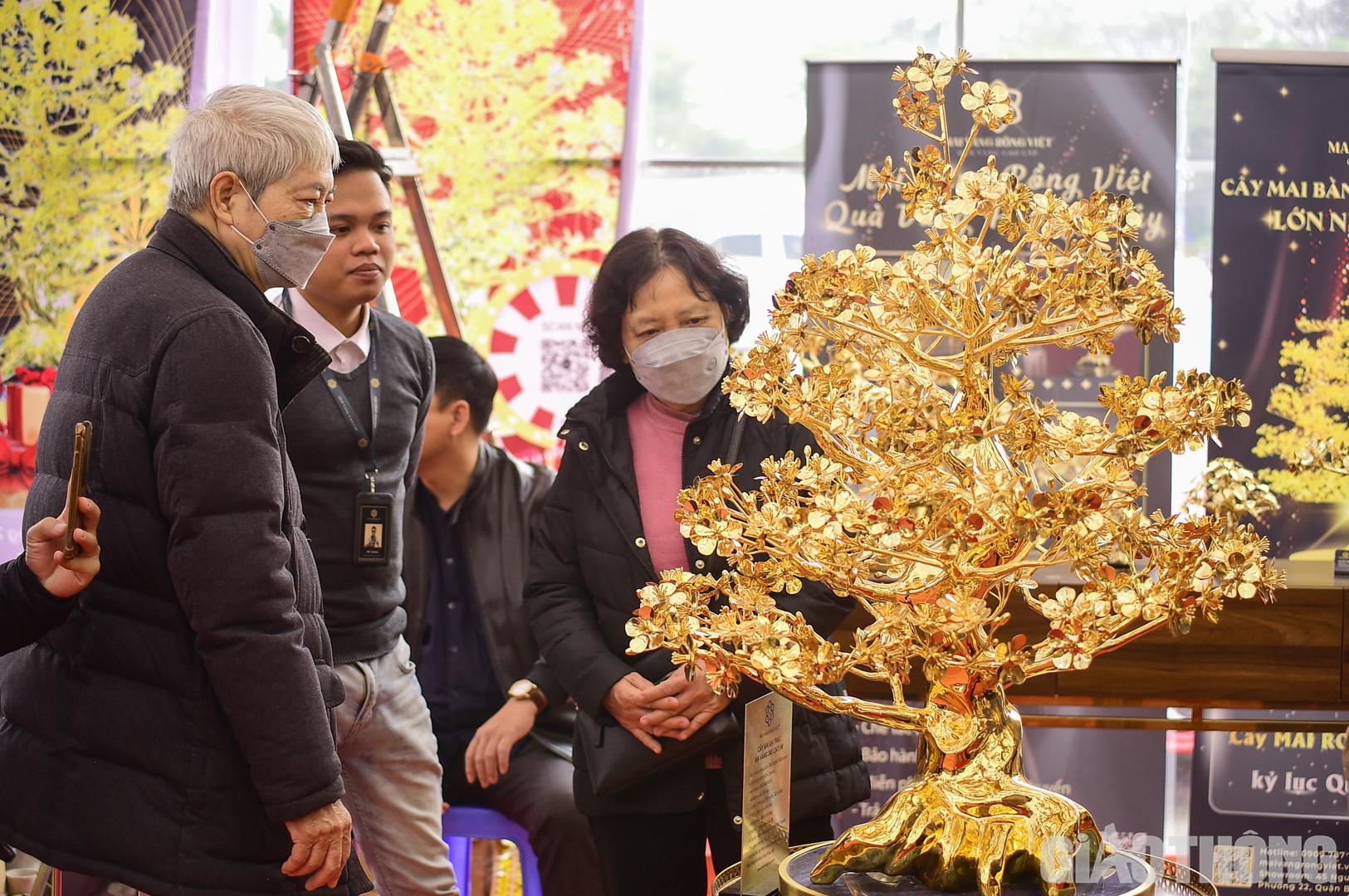 Ngo&agrave;i t&aacute;c phẩm tr&ecirc;n, tại đ&acirc;y c&ograve;n  trưng b&agrave;y nhiều c&acirc;y mai mạ v&agrave;ng với đủ h&igrave;nh d&aacute;ng, k&iacute;ch thước v&agrave; gi&aacute; tiền để phục vụ nhu cầu của người d&acirc;n.