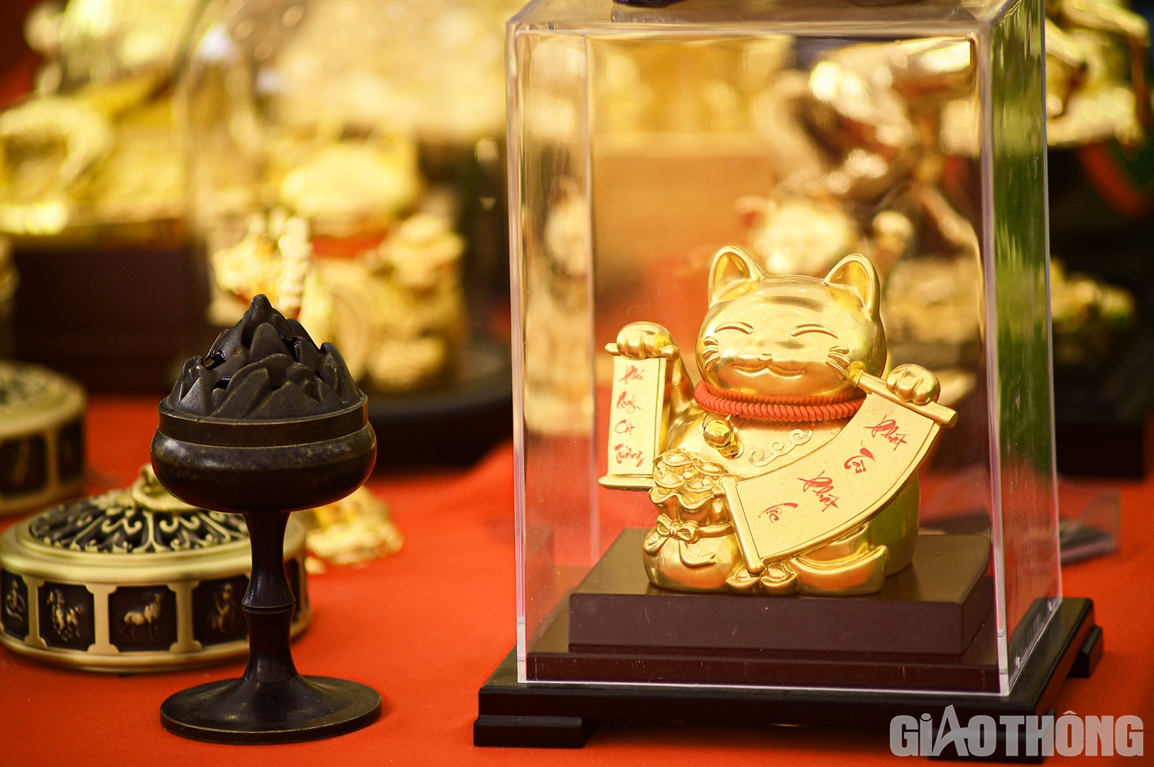 C&aacute;c mẫu tượng m&egrave;o mạ v&agrave;ng cũng được giới thiệu trong dịp Tết Qu&yacute; m&atilde;o như tượng m&egrave;o ph&uacute; qu&yacute;, tượng m&egrave;o thần t&agrave;i, tượng m&egrave;o sung t&uacute;c...