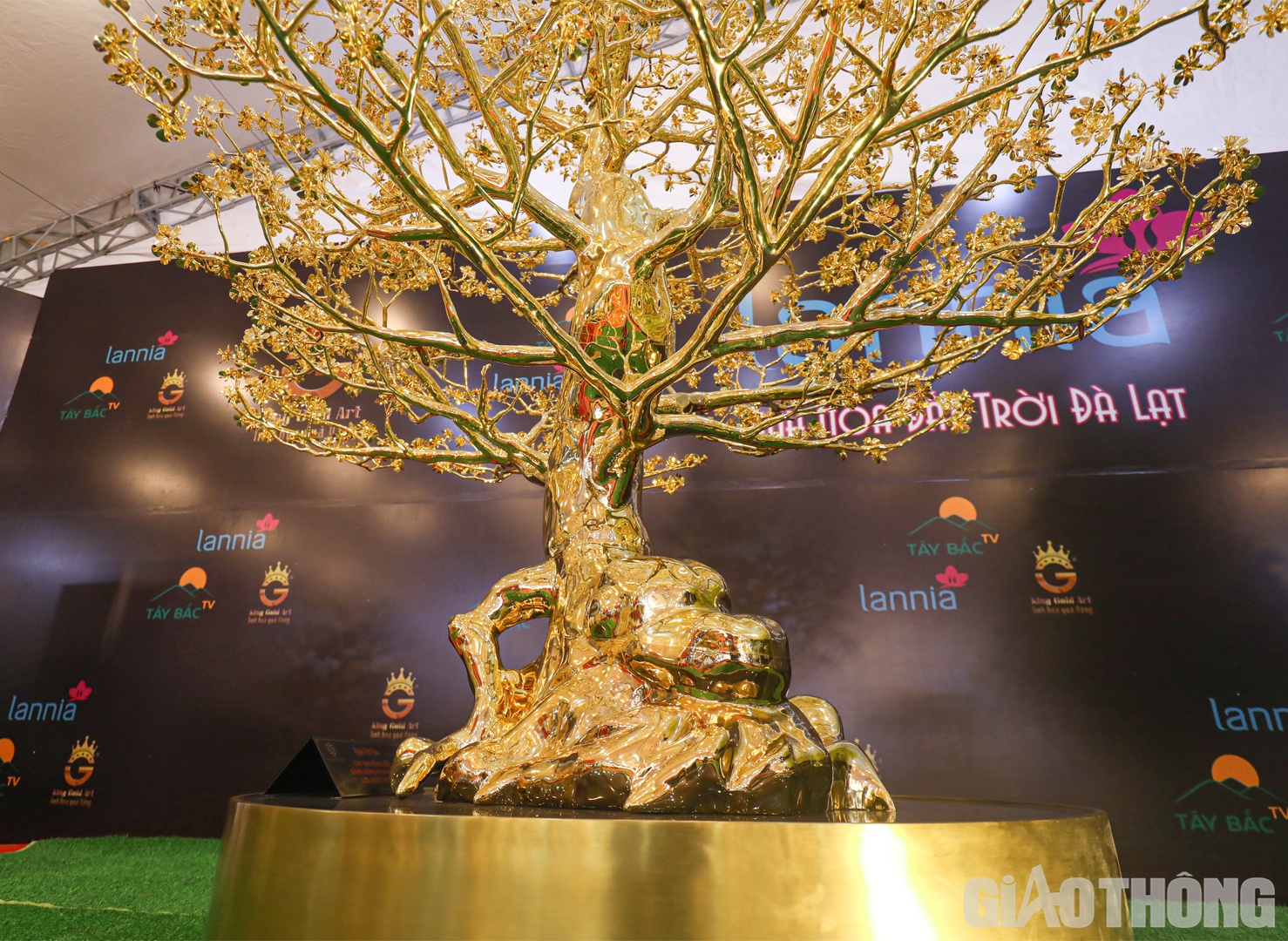 Để l&agrave;m n&ecirc;n t&aacute;c phẩm n&agrave;y, 16 nghệ nh&acirc;n, kỹ sư chế t&aacute;c phải mất đến 720 giờ l&agrave;m việc để kịp ra mắt trong dịp Tết Nguy&ecirc;n đ&aacute;n năm nay.