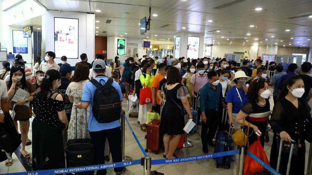 Tin từ Cảng HKQT Nội B&agrave;i, dịp Tết Nguy&ecirc;n đ&aacute;n Qu&yacute; M&atilde;o năm nay, dự kiến lượng h&agrave;nh kh&aacute;ch qua Cảng HKQT Nội B&agrave;i sẽ tiếp tục tăng cao trở lại sau 2 năm dịch Covid 19 ho&agrave;nh h&agrave;nh. Theo t&iacute;nh to&aacute;n, ng&agrave;y cao điểm nhất c&oacute; khoảng 580 lượt chuyến bay (400 chuyến bay quốc nội v&agrave; 180 chuyến bay quốc tế v&agrave; 104 ng&agrave;n lượt h&agrave;nh kh&aacute;ch (78 ng&agrave;n lượt kh&aacute;ch nội địa v&agrave; 26 ng&agrave;n lượt kh&aacute;ch quốc tế). 
T&iacute;nh tổng thể cả quốc tế v&agrave; nội địa, mức tăng n&agrave;y chưa vượt qu&aacute; đợt cao điểm h&egrave; 2022 (634 lượt chuyến bay, 106 ng&agrave;n lượt kh&aacute;ch/ng&agrave;y cao điểm).