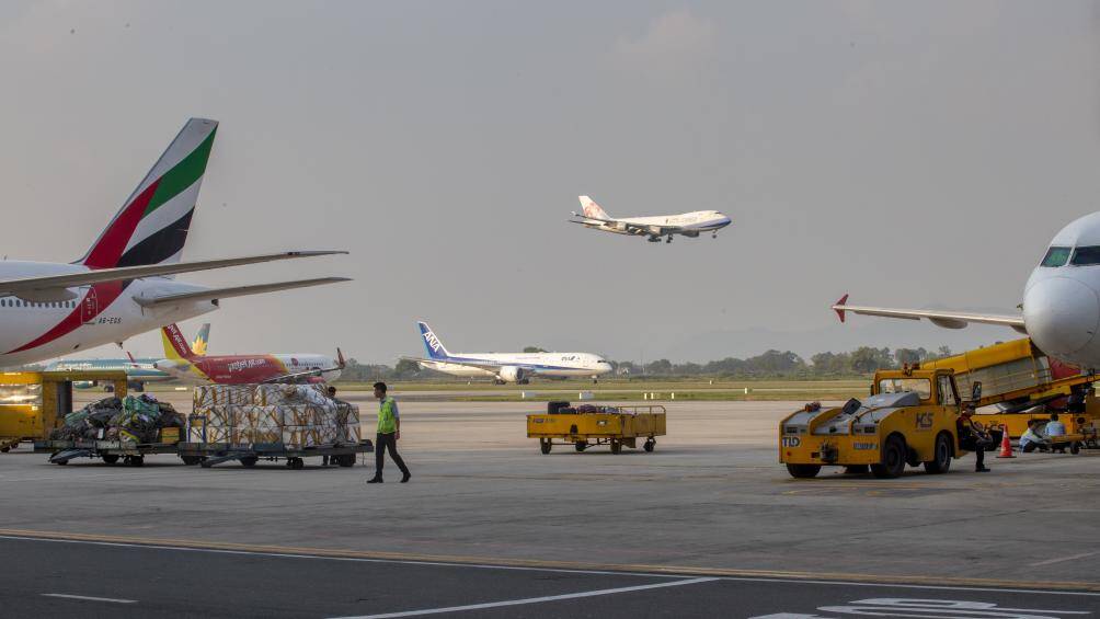 Kh&ocirc;ng kh&iacute; bận rộn tr&ecirc;n khu bay