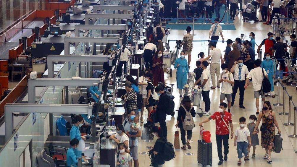 T&iacute;nh ri&ecirc;ng sản lượng vận chuyển nội địa, nếu so với ng&agrave;y cao điểm h&egrave; 2022, sản lượng chuyến bay dịp Tết nguy&ecirc;n đ&aacute;n chỉ đạt 80%, sản lượng h&agrave;nh kh&aacute;ch chỉ đạt 83%. Sản lượng vận chuyển quốc tế đang tr&ecirc;n đ&agrave; hồi phục. Tuy vậy nếu so với Tết nguy&ecirc;n đ&aacute;n 2020 (trước khi dịch b&ugrave;ng ph&aacute;t), mới đạt khoảng 75%.