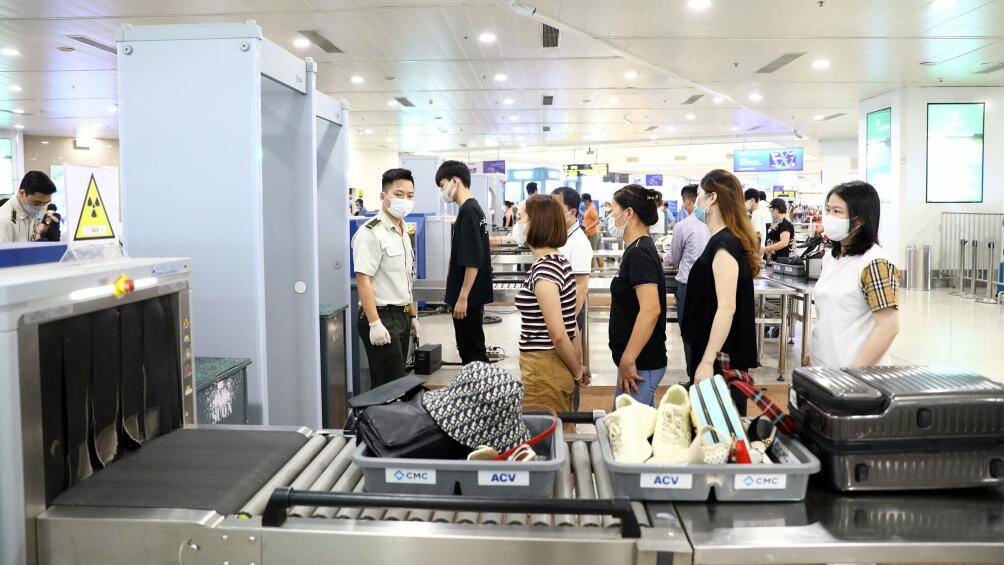 Cảng thực hiện tăng cường an ninh cấp độ 1 từ ng&agrave;y 16/1/2023 đến hết ng&agrave;y 28/1/2023 theo chỉ đạo của Cục h&agrave;ng kh&ocirc;ng; Tăng cường tần suất kiểm tra trực quan ngẫu nhi&ecirc;n đối với h&agrave;nh kh&aacute;ch, h&agrave;nh l&yacute; x&aacute;ch tay đ&atilde; qua cổng từ; Lực lượng kiểm so&aacute;t an ninh h&agrave;ng kh&ocirc;ng, bảo vệ tổ chức bổ sung 20% qu&acirc;n số so với k&iacute;p trực th&ocirc;ng thường..