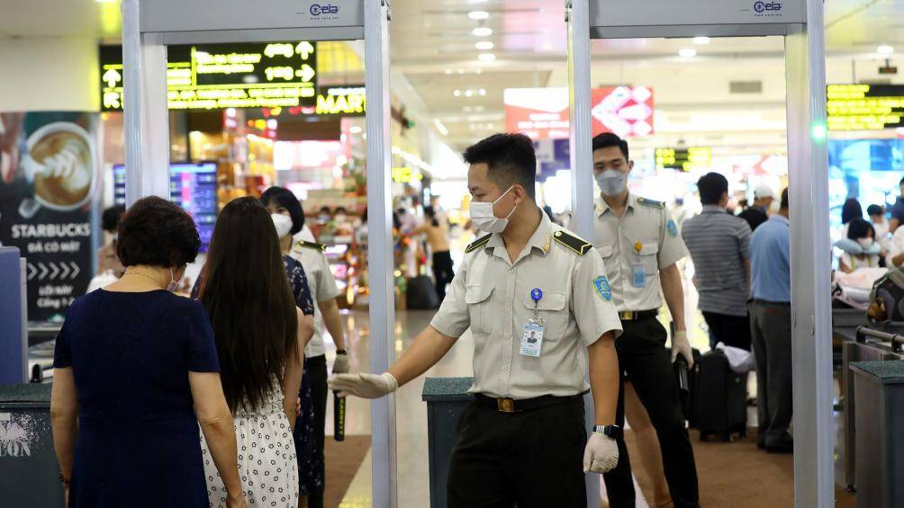 H&agrave;nh kh&aacute;ch khi qua điểm soi chiếu an ninh phải bỏ &aacute;o kho&aacute;c, thắt lưng, gi&agrave;y, điện thoại... ra khay