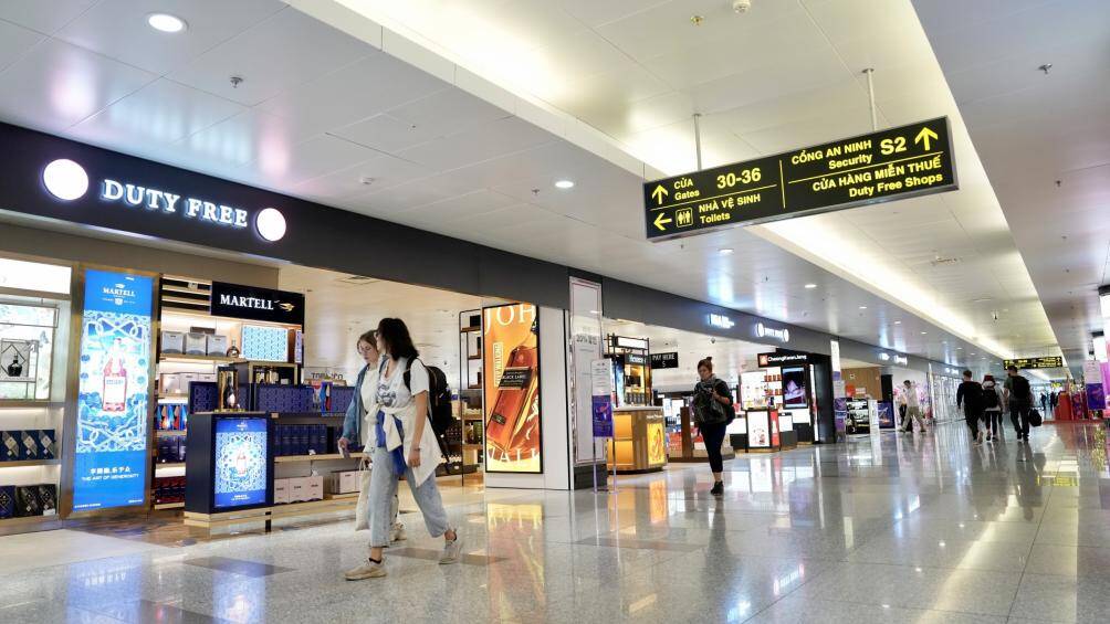 L&agrave;m thủ tục check-in xong, h&agrave;nh kh&aacute;ch v&agrave; đặc biệt l&agrave; kh&aacute;ch đi theo Đo&agrave;n, nh&oacute;m đ&ocirc;ng cần khẩn trương xếp h&agrave;ng v&agrave;o cửa kiểm so&aacute;t an ninh.
Khi hạ c&aacute;nh, h&agrave;nh kh&aacute;ch di chuyển theo hướng dẫn của nh&acirc;n vi&ecirc;n h&atilde;ng h&agrave;ng kh&ocirc;ng v&agrave; nh&acirc;n vi&ecirc;n phục vụ mặt đất để theo đ&uacute;ng luồng tuyến v&agrave;o nh&agrave; ga, nhận đ&uacute;ng, nhận đủ h&agrave;nh l&yacute; của m&igrave;nh.