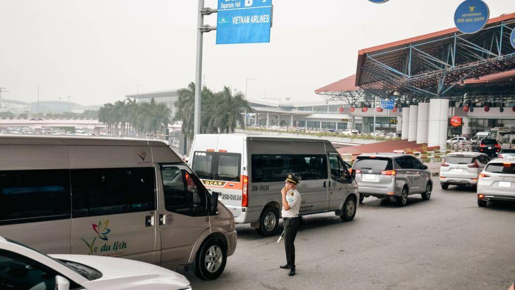Cảng HKQT Nội B&agrave;i tăng cường lực lượng an ninh điều tiết phương tiện, đảm bảo luồng tuyến giao th&ocirc;ng thuận lợi cho h&agrave;nh kh&aacute;ch
