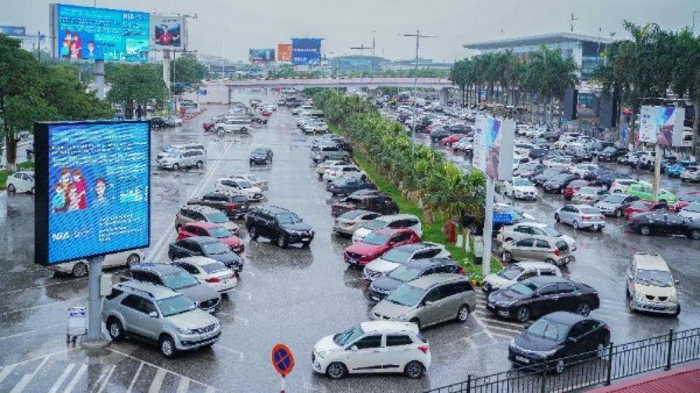 L&atilde;nh đạo Cảng HKQT Nội B&agrave;i khẳng định sẽ mở tối đa c&aacute;c l&agrave;n thu ph&iacute;, phối hợp với lực lượng C&ocirc;ng an điều tiết giao th&ocirc;ng tại s&acirc;n đỗ &ocirc; t&ocirc;, tại c&aacute;c luồng phương tiện tiếp cận Nh&agrave; ga để đảm bảo tạo sự th&ocirc;ng tho&aacute;ng v&agrave; thuận tiện cho h&agrave;nh kh&aacute;ch
