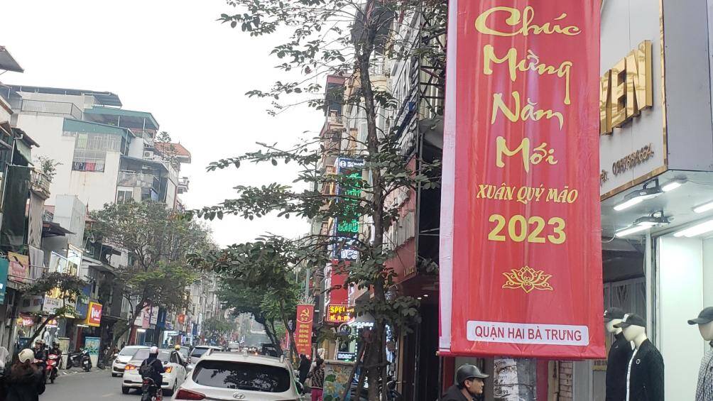 Khoảng 10 ng&agrave;y nữa l&agrave; đến Tết Qu&yacute; M&atilde;o 2023, nhiều đường phố ở H&agrave; Nội được trang ho&agrave;ng rực rỡ, tưng bừng kh&ocirc;ng kh&iacute; Xu&acirc;n.