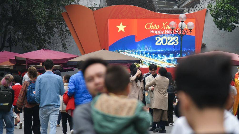 Khẩu hiệu ch&agrave;o mừng cũng được đặt tại Đ&agrave;i tưởng niệm.