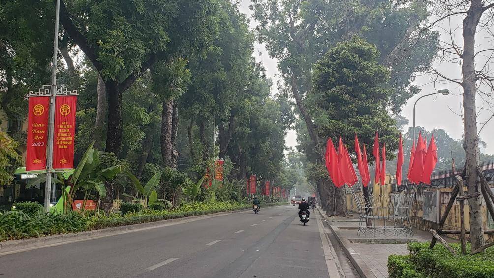 C&aacute;c tấm &aacute;p ph&iacute;ch mang sắc đỏ Tết c&ugrave;ng cờ đỏ sao v&agrave;ng bay phấp phới tr&ecirc;n khắp tuyến phố ở H&agrave; Nội.