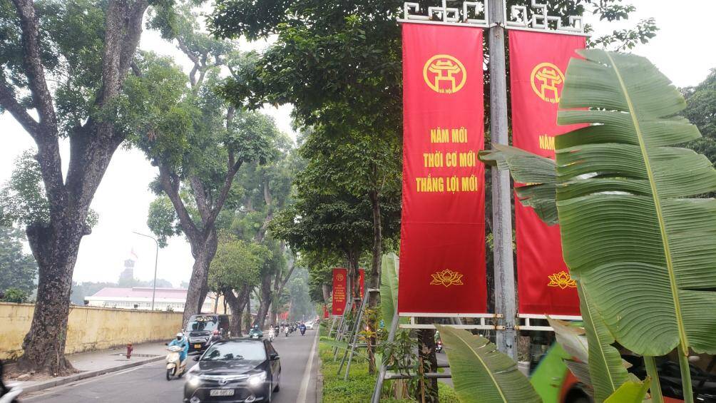 Tại tuyến đường Điện Bi&ecirc;n Phủ, rực rỡ với nhiều tấm băng r&ocirc;n ch&agrave;o mừng Xu&acirc;n, mừng Đảng.