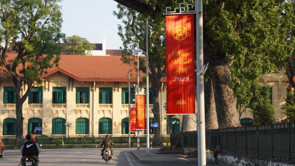 Tại khu vực lăng B&aacute;c cũng được trang ho&agrave;ng rực rỡ.