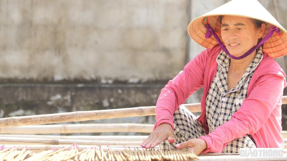 Những ng&agrave;y cuối năm 2022 &acirc;m lịch, PV c&oacute; dịp gh&eacute; đến l&agrave;ng l&agrave;m hương trầm nổi tiếng c&oacute; lịch sử 300 năm tại x&atilde; Thanh Trạch, huyện Bố Trạch, tỉnh Quảng B&igrave;nh. Ngay từ đầu th&ocirc;n đ&atilde; ngửi thấy m&ugrave;i thơm ng&aacute;t của hương trầm v&agrave; kh&ocirc;ng kh&iacute; tất bật của c&aacute;c nghệ nh&acirc;n đang khẩn trương chuẩn bị h&agrave;ng cho vụ Tết.