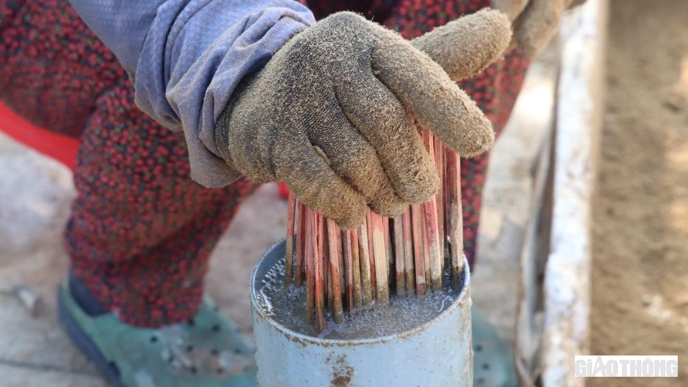 Để gi&uacute;p c&acirc;y hương cứng chắc v&agrave; kh&ocirc;ng bị mọt, th&acirc;n hương được l&agrave;m từ c&acirc;y tre lồ &ocirc; non v&agrave; được ng&acirc;m l&acirc;u trong nước gi&uacute;p loại bỏ bớt chất xơ. Đ&oacute; l&agrave; b&iacute; quyết để đậu cuốn t&agrave;n tự nhi&ecirc;n m&agrave; kh&ocirc;ng cần d&ugrave;ng h&oacute;a chất.