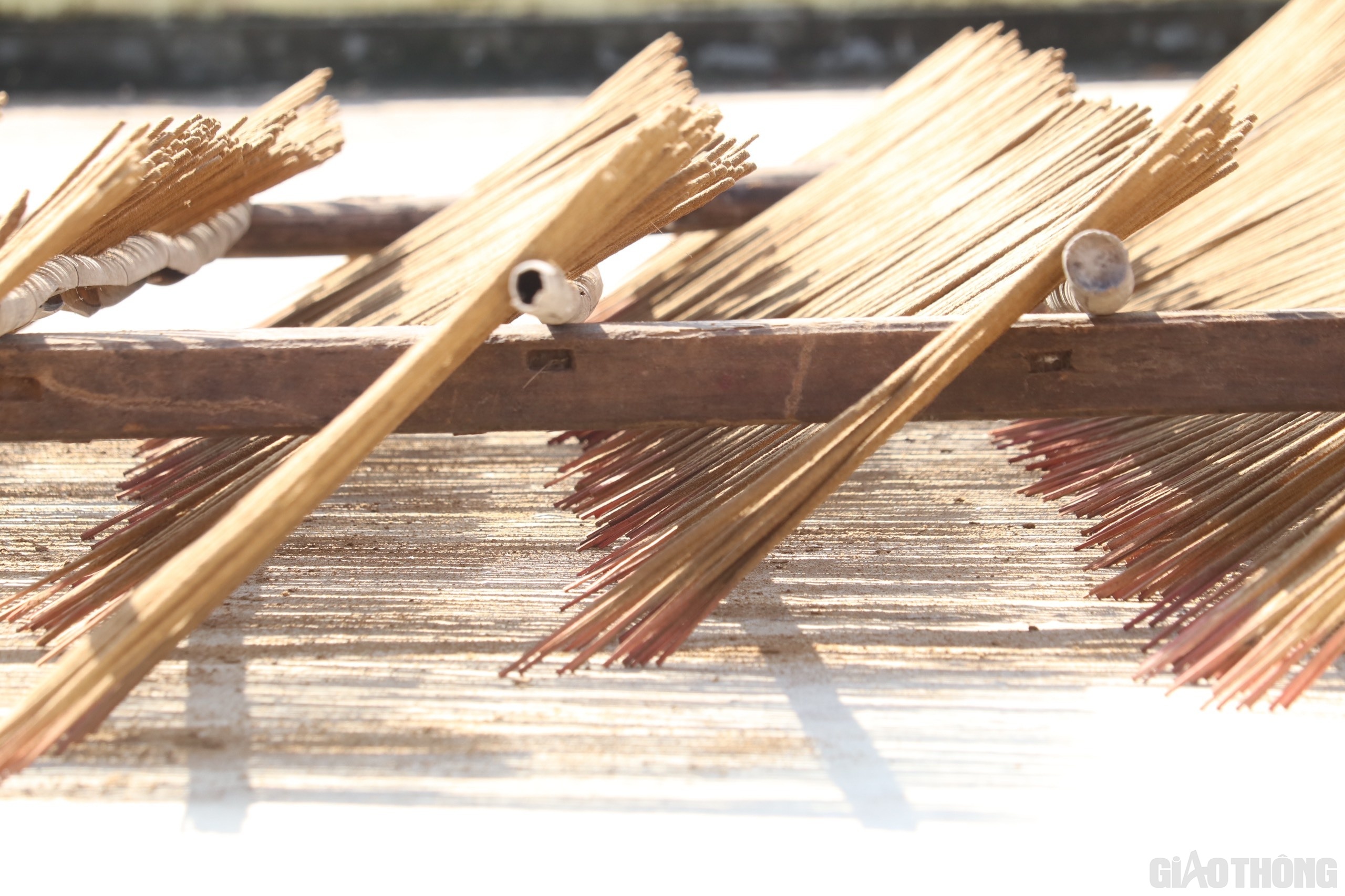 Theo b&agrave; B&agrave; L&ecirc; Thị Duy (70 tuổi, tr&uacute; tại th&ocirc;n Quyết Thắng), cho biết: To&agrave;n bộ nguy&ecirc;n liệu l&agrave;m hương đều l&agrave; tự nhi&ecirc;n để đảm bảo an to&agrave;n cho người sử dụng. Nguy&ecirc;n liệu để kết d&iacute;nh bột hương ch&iacute;nh l&agrave; bột sắn pha nước, kh&ocirc;ng độc hại như keo c&ocirc;ng nghiệp.