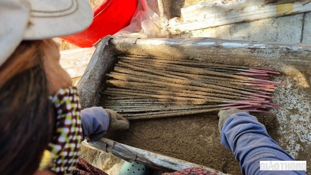 Chủ tịch UBND x&atilde; Thanh Trạch cho biết: Trong th&ocirc;n Quyết Thắng hầu hết c&aacute;c hộ d&acirc;n đều l&agrave;m nghề hương trầm, nghề n&agrave;y đ&atilde; c&oacute; h&agrave;ng trăm năm qua. Thời gian tới, ch&iacute;nh quyền địa phương sẽ c&ugrave;ng với th&ocirc;n x&acirc;y dựng thương hiệu cho hương trầm v&agrave; c&oacute; những ch&iacute;nh s&aacute;ch để hỗ trợ b&agrave; con mở rộng, ph&aacute;t triển quy m&ocirc; sản xuất.