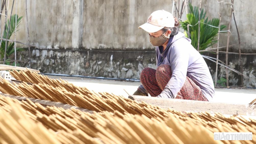 Theo những cao ni&ecirc;n trong th&ocirc;n Quyết Thắng, người d&acirc;n ở đ&acirc;y đ&atilde; biết l&agrave;m hương c&aacute;ch đ&acirc;y khoảng 300 năm. L&uacute;c đầu, người d&acirc;n lấy l&aacute; hương reng  tr&ecirc;n n&uacute;i về l&agrave;m nguy&ecirc;n liệu. Sau đ&oacute;, đến năm 1968, người d&acirc;n mới lấy th&ecirc;m  loại trầm c&oacute; m&ugrave;i thơm dễ chịu, đuổi c&ocirc;n tr&ugrave;ng, sau đ&oacute; người d&acirc;n kết hợp giữa trầm v&agrave; c&acirc;y hương reng để cho ra sản phẩm như ng&agrave;y h&ocirc;m nay.