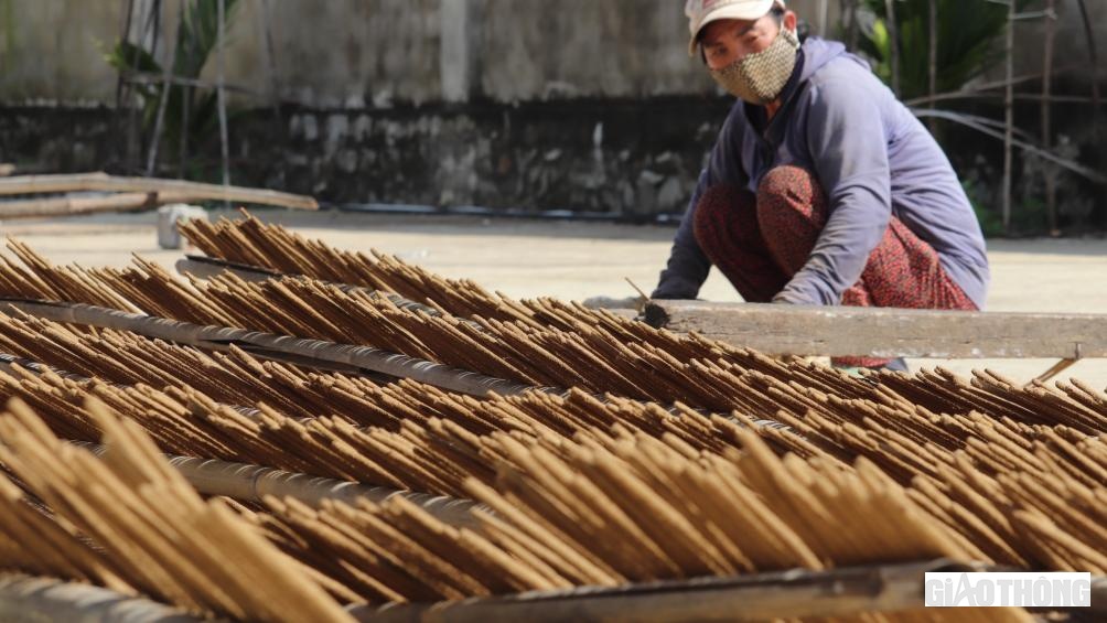 Từ đ&oacute;, kỹ thuật l&agrave;m hương trầm ng&agrave;y một tiến bộ, kỹ thuật quấn trầm cũng được cải tiến ho&agrave;n thiện dần theo thời gian. C&agrave;ng về sau, một số phụ gia cũng được bổ sung sao cho vừa &yacute; người mua. V&agrave; nghề sản xuất hương trầm được phổ biến rộng r&atilde;i cho b&agrave; con.
