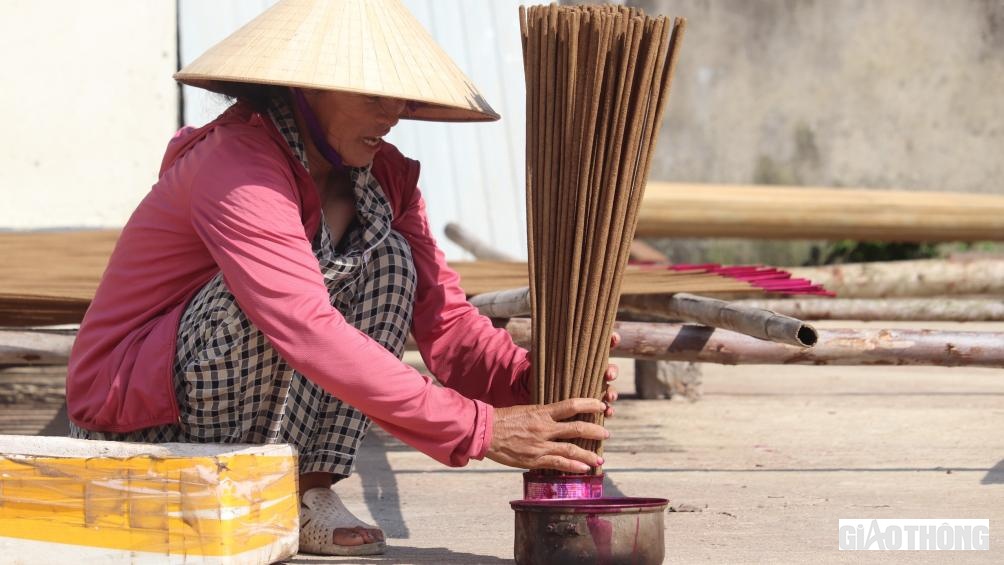 Để l&agrave;m n&ecirc;n c&acirc;y hương trầm đ&ograve;i hỏi rất nhiều nguy&ecirc;n liệu, trải qua c&aacute;c bước c&ocirc;ng phu. Một số loại thảo mộc như: l&aacute; hương reng, gốc trầm hương, quế chi&hellip; l&agrave; th&agrave;nh phần l&agrave;m ra bột hương. C&aacute;c nguy&ecirc;n liệu n&agrave;y được đem nghiền nhuyễn rồi trộn tất cả với mạt cưa (m&ugrave;n cưa) v&agrave; keo theo tỉ lệ chuẩn để h&igrave;nh th&agrave;nh n&ecirc;n c&acirc;y hương.