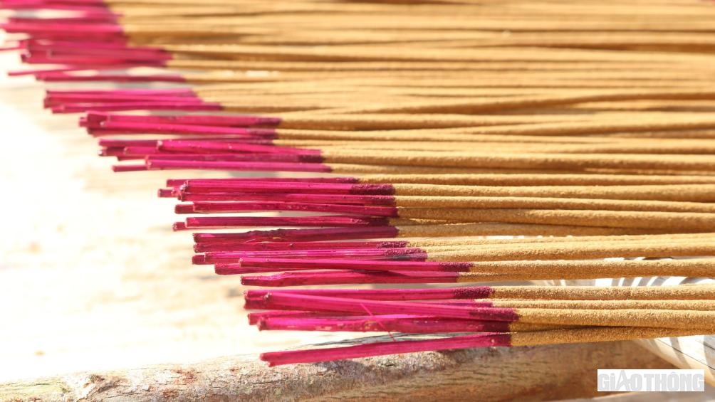 Kh&acirc;u cuối c&ugrave;ng trong quy tr&igrave;nh sản xuất l&agrave; phơi kh&ocirc;. Những n&eacute;n hương sau khi se xong đem phơi dưới &aacute;nh nắng từ 2 đến 3 ng&agrave;y, nhằm đảm bảo độ ch&aacute;y đều.