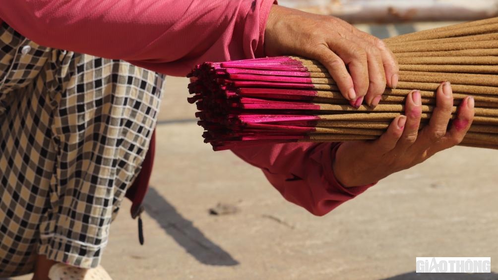 Với m&ugrave;i thơm đặc trưng, chất lượng tốt v&agrave; gi&aacute; cả ph&ugrave; hợp, hương trầm l&agrave;ng Quyết Thắng đ&atilde; c&oacute; chỗ đứng vững chắc tr&ecirc;n thị trường trong v&agrave; ngo&agrave;i tỉnh. Bắt đầu từ th&aacute;ng 10 &Acirc;m lịch, c&aacute;c cơ sở, hộ sản xuất trong l&agrave;ng đ&atilde; chuẩn bị nguy&ecirc;n vật liệu, tập trung nh&acirc;n lực, tăng cường c&ocirc;ng suất để phục vụ sản xuất h&agrave;ng Tết.