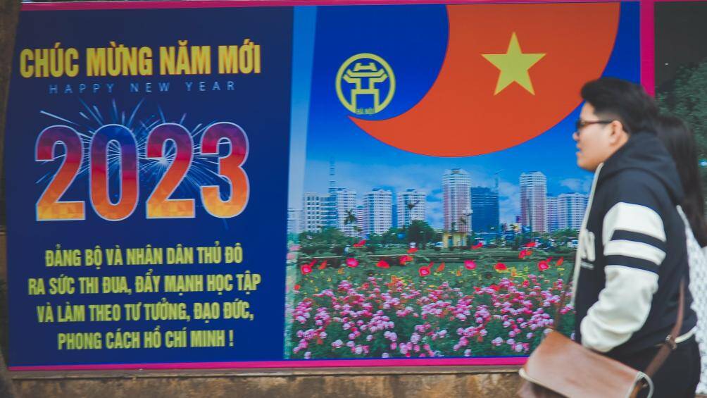 C&aacute;c tấm pano lớn ch&uacute;c mừng năm mới 2023 được trang ho&agrave;ng tại khu vực hồ Ho&agrave;n Kiếm.