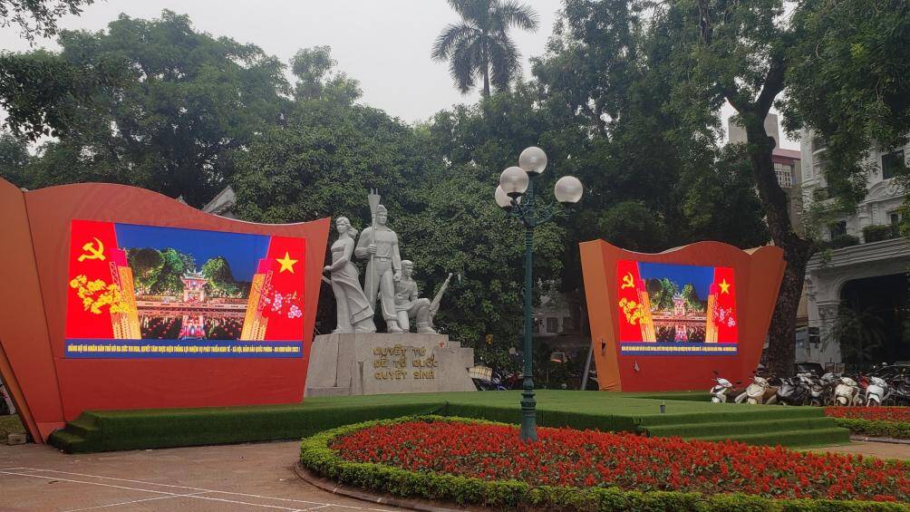 Theo ghi nhận của PV B&aacute;o Giao th&ocirc;ng, tại những tuyến phố trọng điểm như B&agrave; Triệu, khu vực hồ Ho&agrave;n Kiếm, đường H&ugrave;ng Vương, Điện Bi&ecirc;n Phủ, Trần Kh&aacute;t Ch&acirc;n.... đều ngập tr&agrave;n những l&aacute; cờ đỏ sao v&agrave;ng, c&ugrave;ng với đ&oacute; l&agrave; những pano, &aacute;p ph&iacute;ch đủ sắc m&agrave;u.