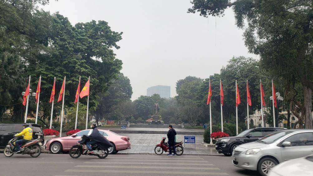 Một g&oacute;c tượng đ&agrave;i L&yacute; Th&aacute;i Tổ. Nhiều tuyến phố kho&aacute;c l&ecirc;n diện mạo mới lung linh, tạo n&ecirc;n bầu kh&ocirc;ng kh&iacute; trang trọng, văn minh của Thủ đ&ocirc;.