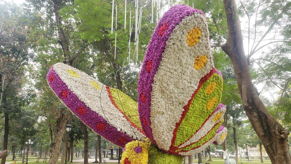 Những con vật được tạo h&igrave;nh từ hoa.