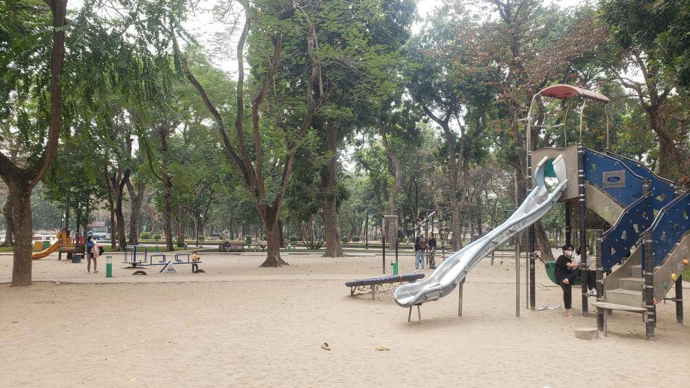 Ngo&agrave;i ra, tại c&ocirc;ng vi&ecirc;n Thống Nhất, những tr&ograve; chơi như cầu trượt, x&iacute;ch đu cũng được lắp đặt để phục vụ trẻ em.