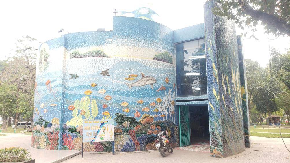 Nh&agrave; gương cũng được lắp đặt dịp trước Tết.