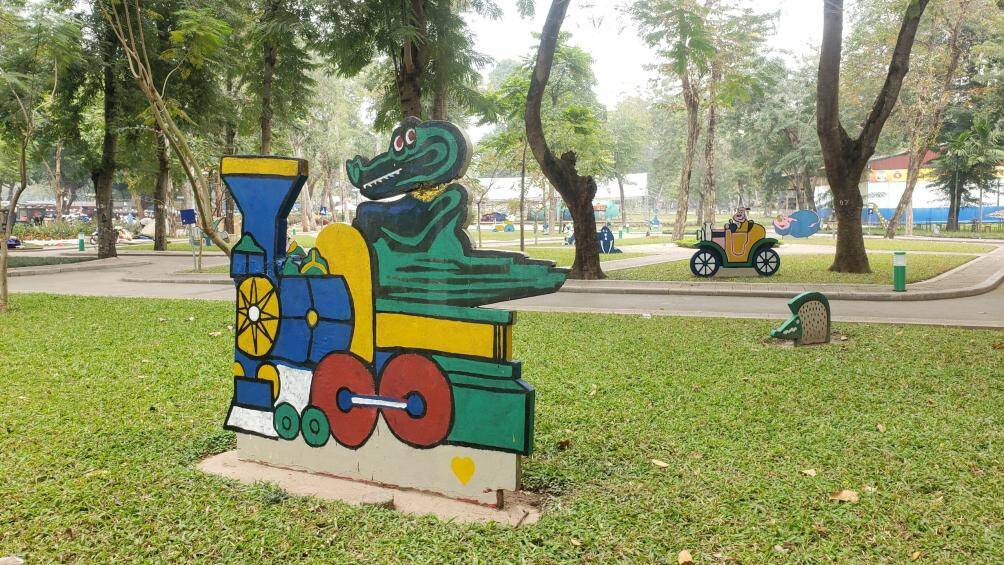 "Việc trang tr&iacute; lắp được hay để những tiểu cảnh hoa, l&aacute; ở c&ocirc;ng vi&ecirc;n dịp gần Tết l&agrave; v&ocirc; c&ugrave;ng cần thiết do nhiều gia đ&igrave;nh sẽ đưa trẻ nhỏ đến chơi, chụp h&igrave;nh. Nhưng cũng n&ecirc;n sửa chữa những thứ bị hư hỏng hoặc c&oacute; phương &aacute;n di dời", người d&acirc;n cho hay.