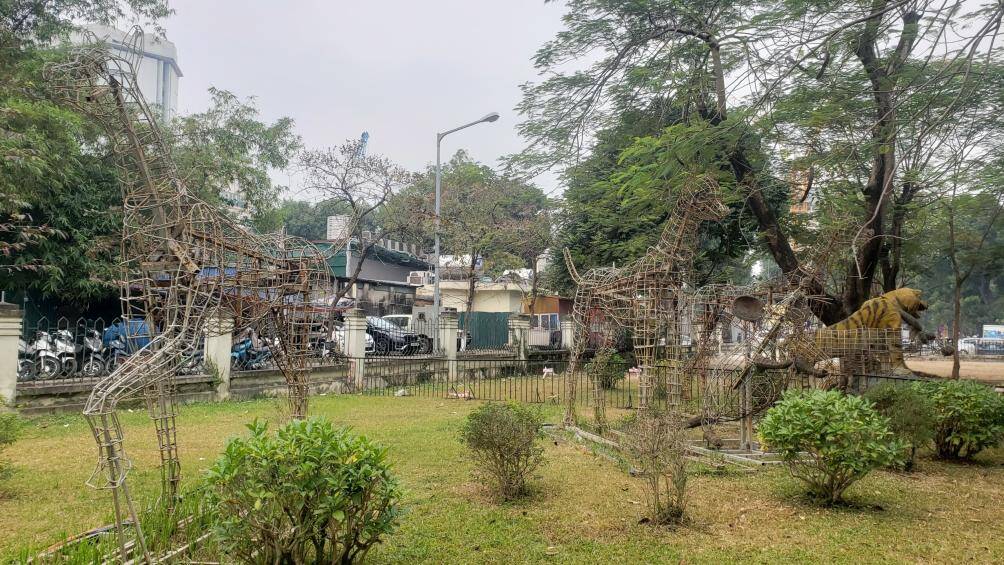 C&oacute; những con vật chỉ c&ograve;n phần khung bằng sắt th&eacute;p.