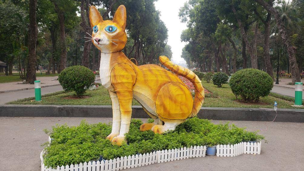 Những ng&agrave;y qua, tr&ecirc;n mạng x&atilde; hội x&ocirc;n xao về việc xuất hiện linh vật m&egrave;o c&oacute; m&agrave;u v&agrave;ng cam ở C&ocirc;ng vi&ecirc;n Thống Nhất do c&oacute; h&igrave;nh dạng kỳ lạ.