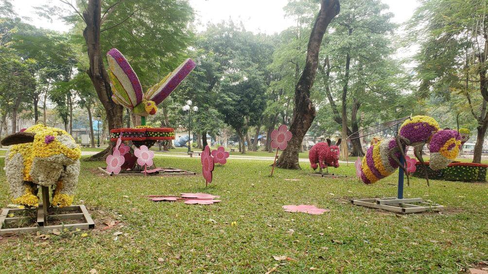 Ngo&agrave;i ra, một số tiểu cảnh h&igrave;nh con vật cũng được đặt tại C&ocirc;ng vi&ecirc;n Thống Nhất.