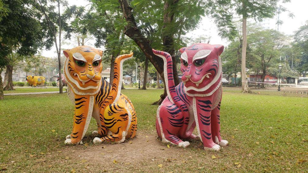 2 con hổ được đặt đối nghịch nhau với m&agrave;u sắc bắt mắt.